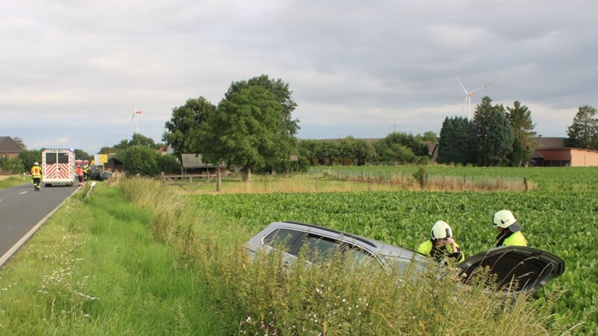 POL-DN: Nach Unfall im Acker gelandet - Foto: presseportal.de