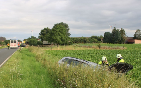 POL-DN: Nach Unfall im Acker gelandet - Foto: presseportal.de