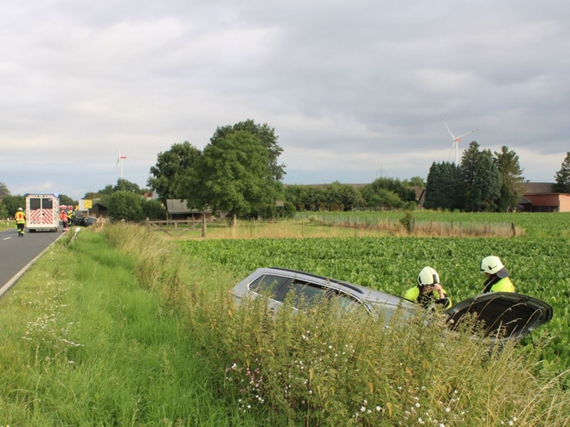 POL-DN: Nach Unfall im Acker gelandet - Foto: presseportal.de