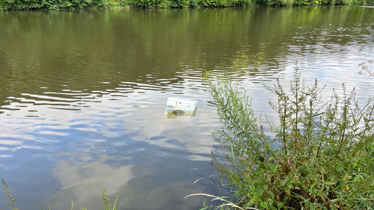 PP-ELT: Unbekannte Täter entsorgen Waschmaschinen in der Saar - Zeugen gesucht - Foto: presseportal.de