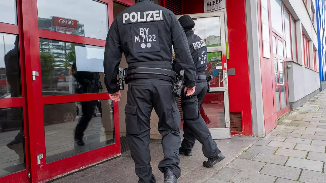Auch die Räumlichkeiten der Islamischen Vereinigung Bayern in München wurden von der Polizei durchsucht. - Bild: Peter Kneffel/dpa