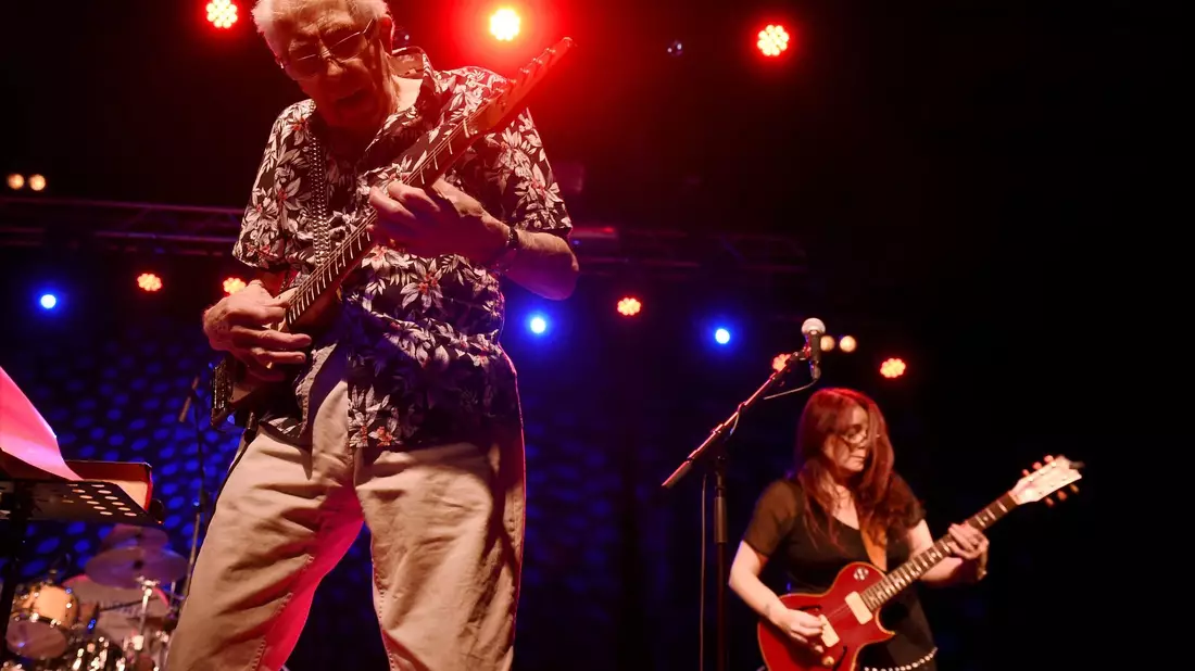Das Spielen der Instrumente hatte sich John Mayall selbst beigebracht. - Bild: Antti Aimo-Koivisto/Lehtikuva/dpa