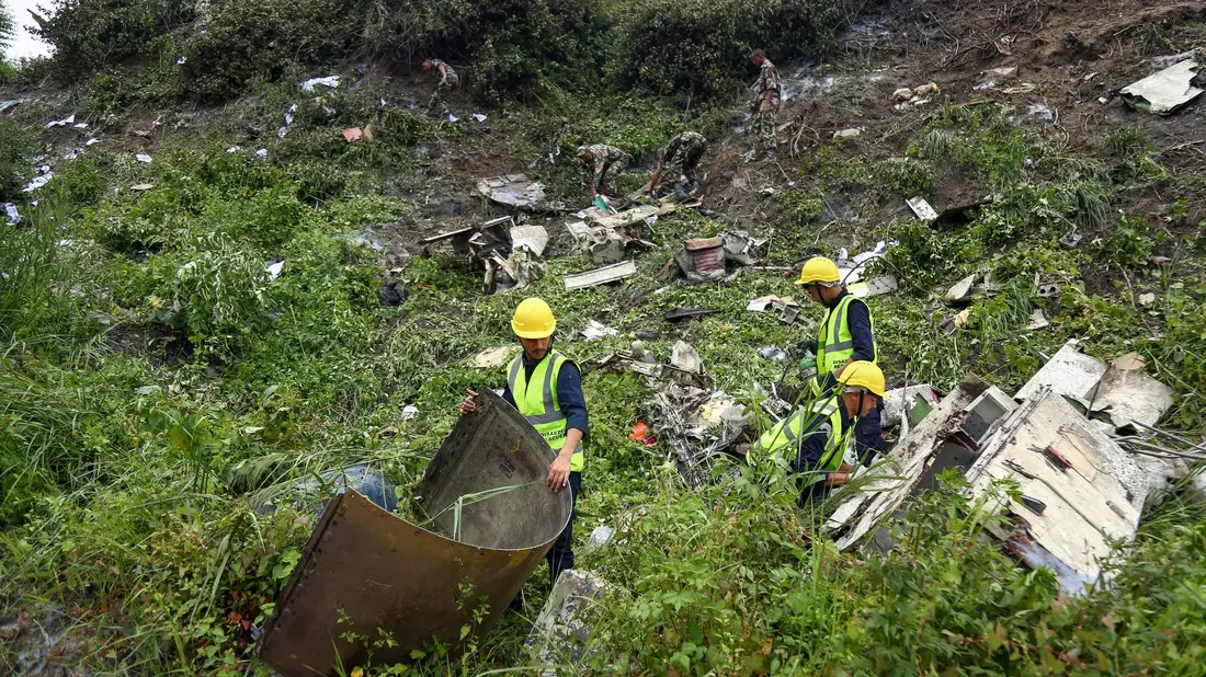 In Nepal gibt es wegen der gebirgigen Lage und der sich schnell ändernden Wetterverhältnisse, aber auch wegen Sicherheitsmängeln immer wieder Flugzeugunglücke. - Bild: Sujan Gurung/AP