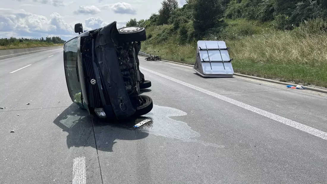 API-TH: Vollsperrung aufgrund eines umgekippten Transporters - vom Unfallverursacher fehlt jede Spur - Bild: presseportal.de