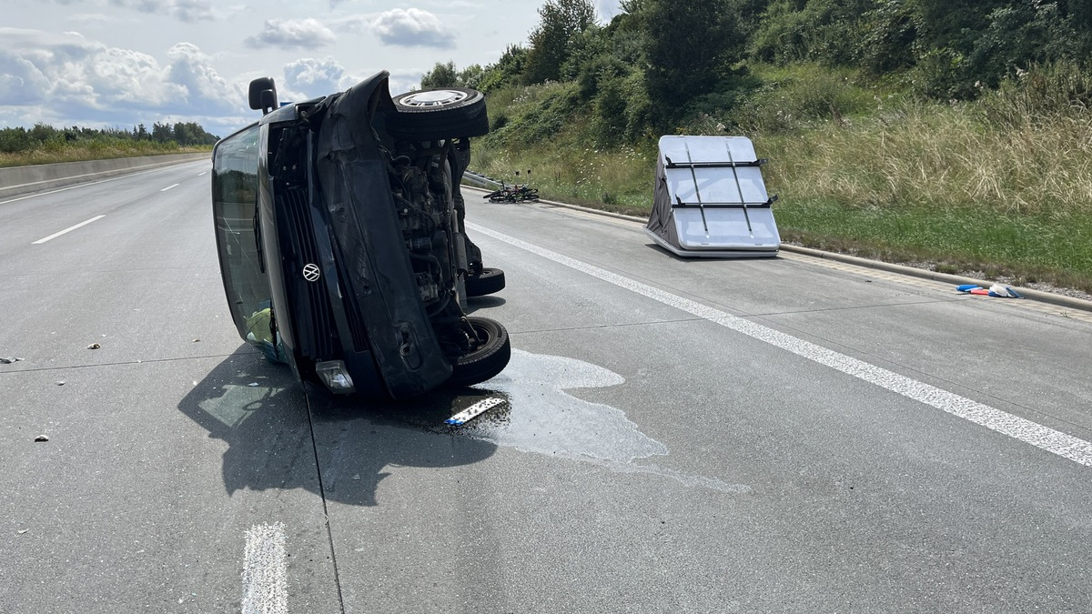 API-TH: Vollsperrung aufgrund eines umgekippten Transporters - vom Unfallverursacher fehlt jede Spur - Foto: presseportal.de