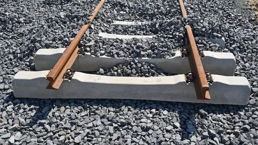 Die Deutsche Bahn hat derzeit mit vielen Baustellen zu tun. (Archivbild)  - Bild: Patrick Pleul/dpa