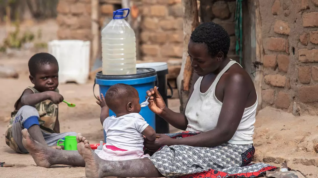 Einer von elf Menschen, in Afrika gar einer von fünf, sind laut den neuen UN-Welternährungsbericht von Hunger betroffen. (Archivbild) - Bild: Aaron Ufumeli/AP/dpa