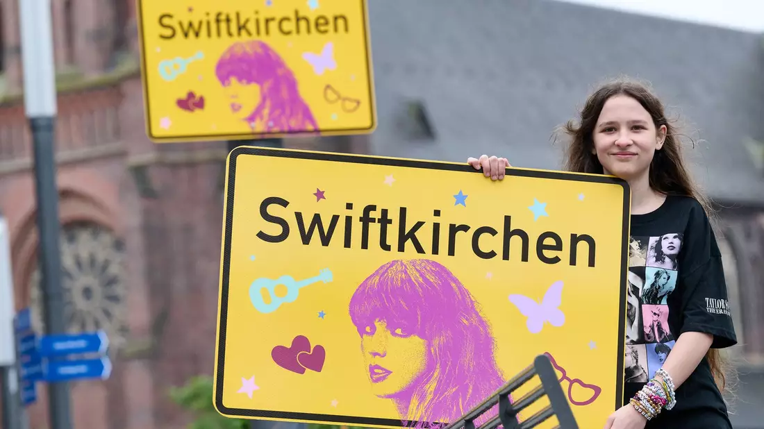 Die Schülerin Aleshanee Westhoff hatte mit einer Petition die Umbenennung angeregt. Das Schild wurde zum begehrten Selfie-Spot.  - Bild: Bernd Thissen/dpa