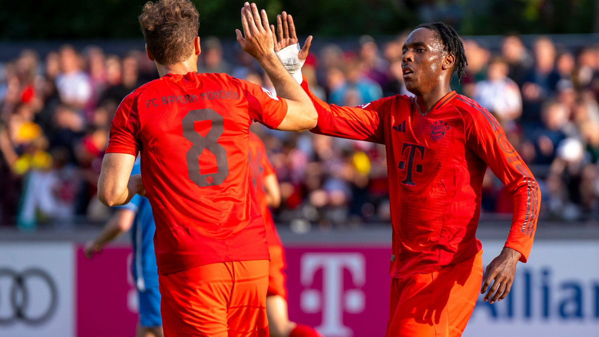 Mit drei Toren: Mathys Tel. - Foto: David Inderlied/dpa