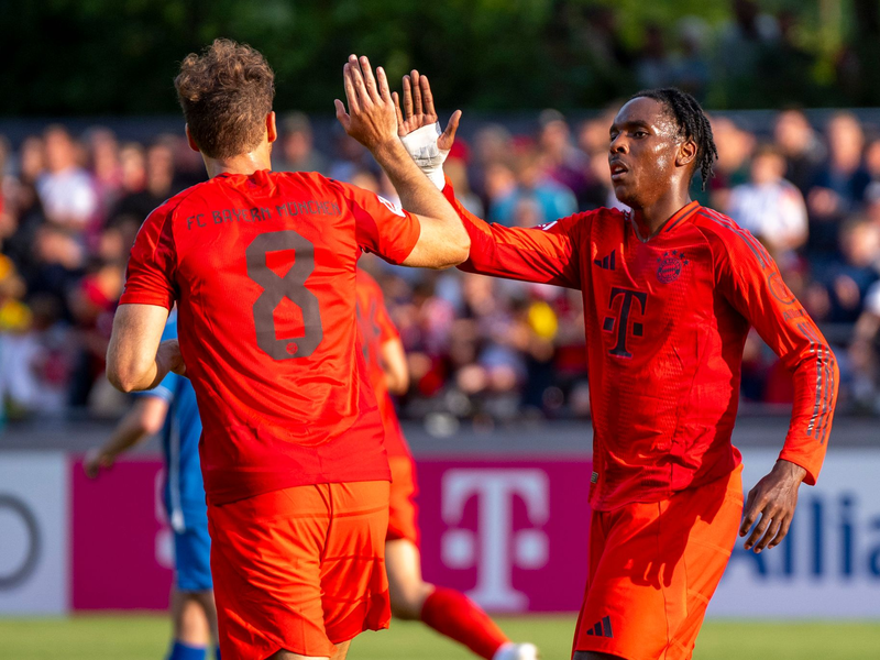 Neu und zurück: Kompany und Stanisic. - Foto: David Inderlied/dpa