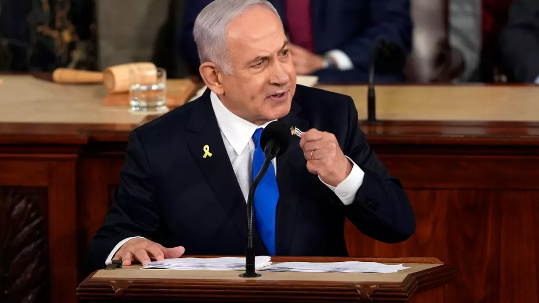 Netanjahu hat sein Vorgehen im Gaza-Krieg vor dem US-Kongress verteidigt.  - Bild: Julia Nikhinson/AP