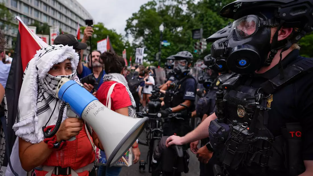 Netanjahus Rede wurde begleitet von lautem Protest rund um das Kapitol.  - Bild: Matt Slocum/AP
