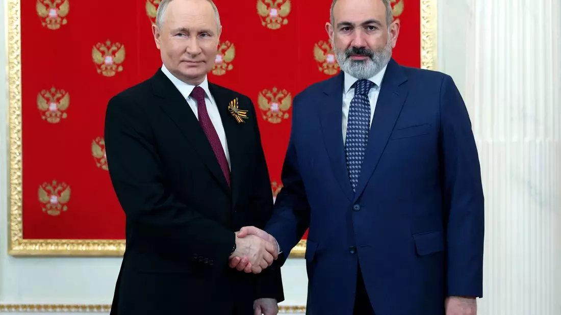 Trotz Handshake: Die Beziehungen zwischen Kremlchef Putin und Armeniens Premier Paschinjan gelten als gespannt. (Archivbild) - Bild: Vladimir Smirnov/Pool Sputnik Kremlin/AP/dpa