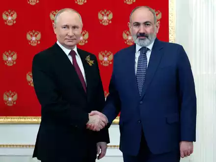 Zwischen dem armenischen Regierungschef Paschinjan und Kremlchef Putin herrscht ein distanziertes Verhältnis. (Archivbild) - Foto: Vladimir Smirnov/Pool Sputnik Kremlin/AP/dpa