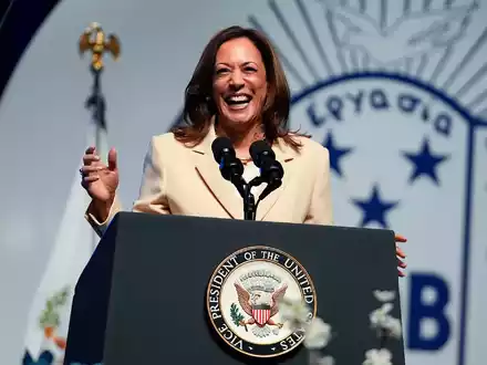 Für ihr Lachen bekannt: Kamala Harris. (Archivbild) - Foto: Darron Cummings/AP