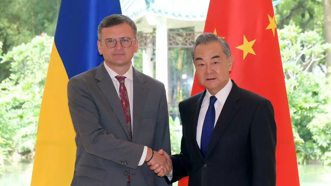 Die Reise des ukrainischen Außenministers Kuleba nach China sorgt für Wirbel. - Bild: Lu Hanxin/XinHua/dpa