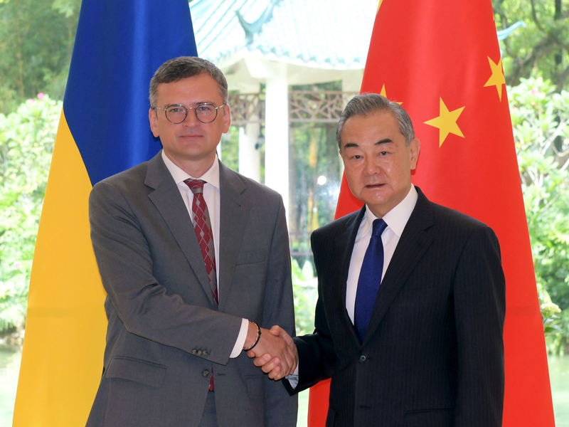 Die Reise des ukrainischen Außenministers Kuleba nach China sorgt für Wirbel. - Foto: Lu Hanxin/XinHua/dpa