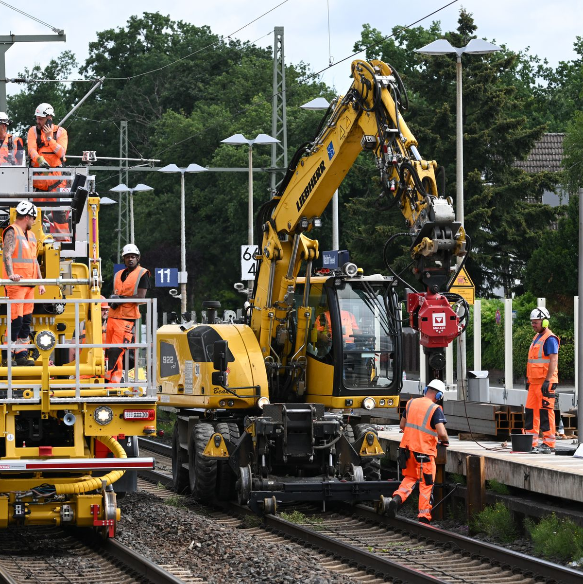 Für die Bauarbeiten werden die Strecken für jeweils rund ein halbes Jahr vollständig gesperrt. (Archivbild) - Foto: Arne Dedert/dpa