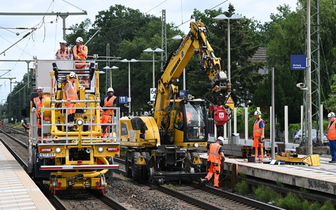 Die Bahn Ă€uĂert sich zufrieden mit dem Start der Generalsanierung auf der Riedbahn (Archivbild). - Foto: Arne Dedert/dpa Die Bahn Ă€uĂert sich zufrieden mit dem Start der Generalsanierung auf der Riedbahn (Archivbild). - Foto: Arne Dedert/dpa
