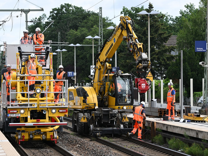 Die Bahn äußert sich zufrieden mit dem Start der Generalsanierung auf der Riedbahn (Archivbild). - Foto: Arne Dedert/dpa