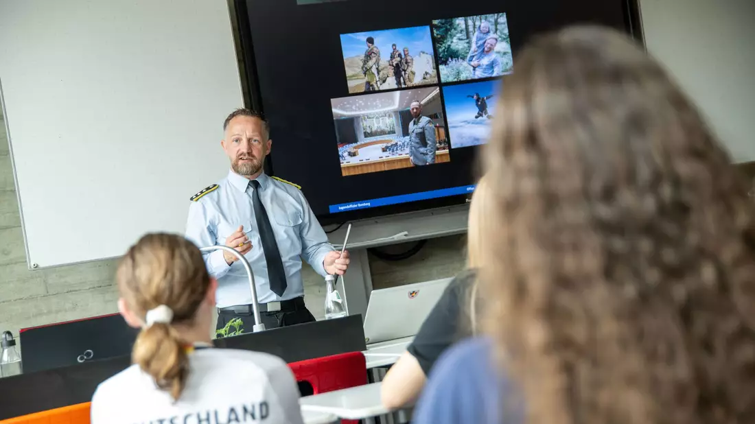 Jugendoffizier der Bundeswehr in einer Schulklasse (Archivbild) - Bild: Pia Bayer/dpa