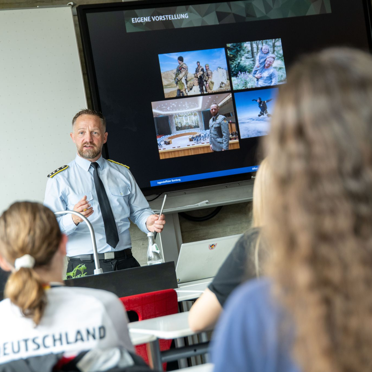 Jugendoffizier der Bundeswehr in einer Schulklasse (Archivbild) - Foto: Pia Bayer/dpa