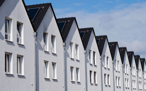 Der Markt für Mietwohnungen bleibt unter Druck - vor allem abseits Metropolen ziehen die Preise an. (Archivbild) - Foto: Julian Stratenschulte/dpa