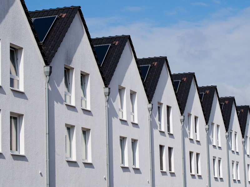 Der Markt für Mietwohnungen bleibt unter Druck - vor allem abseits Metropolen ziehen die Preise an. (Archivbild) - Foto: Julian Stratenschulte/dpa