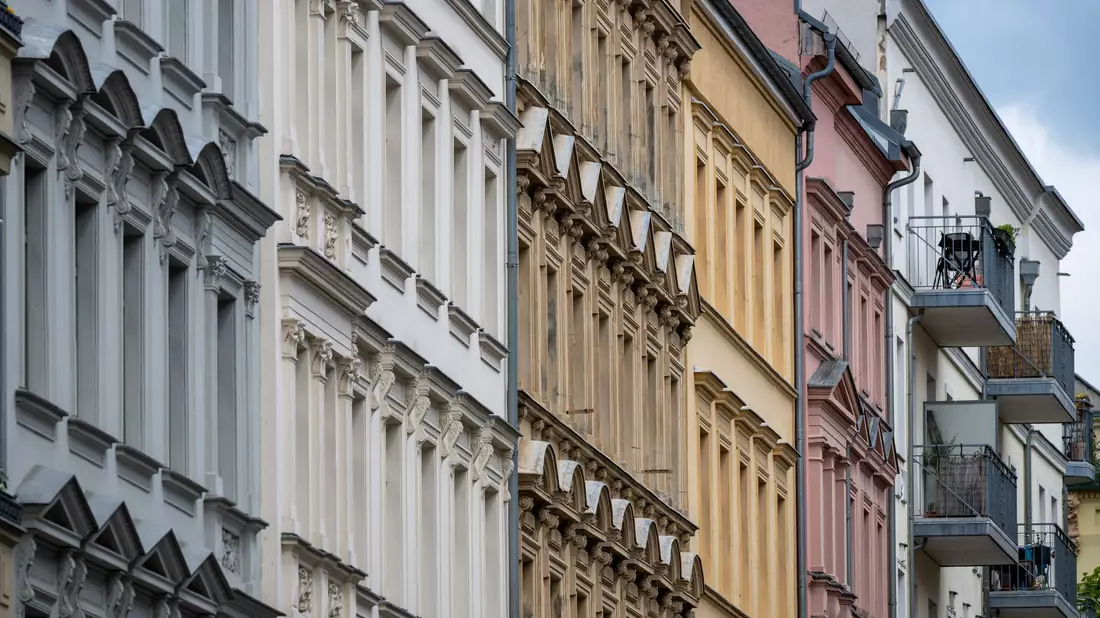 Es ist absehbar, dass freie Wohnungen - insbesondere in Großstädten - ein knappes Gut bleiben, denn der Abwärtstrend bei den Baugenehmigungen setzt sich fort. (Archivbild). - Bild: Monika Skolimowska/dpa