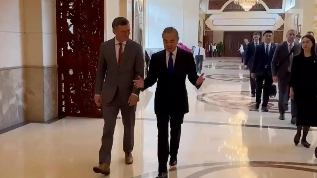 Außenminister Kuleba sucht in China nach einem Ansatz für eine diplomatische Lösung. - Bild: Uncredited/Ukraine Ministry of Foreign Affairs/AP