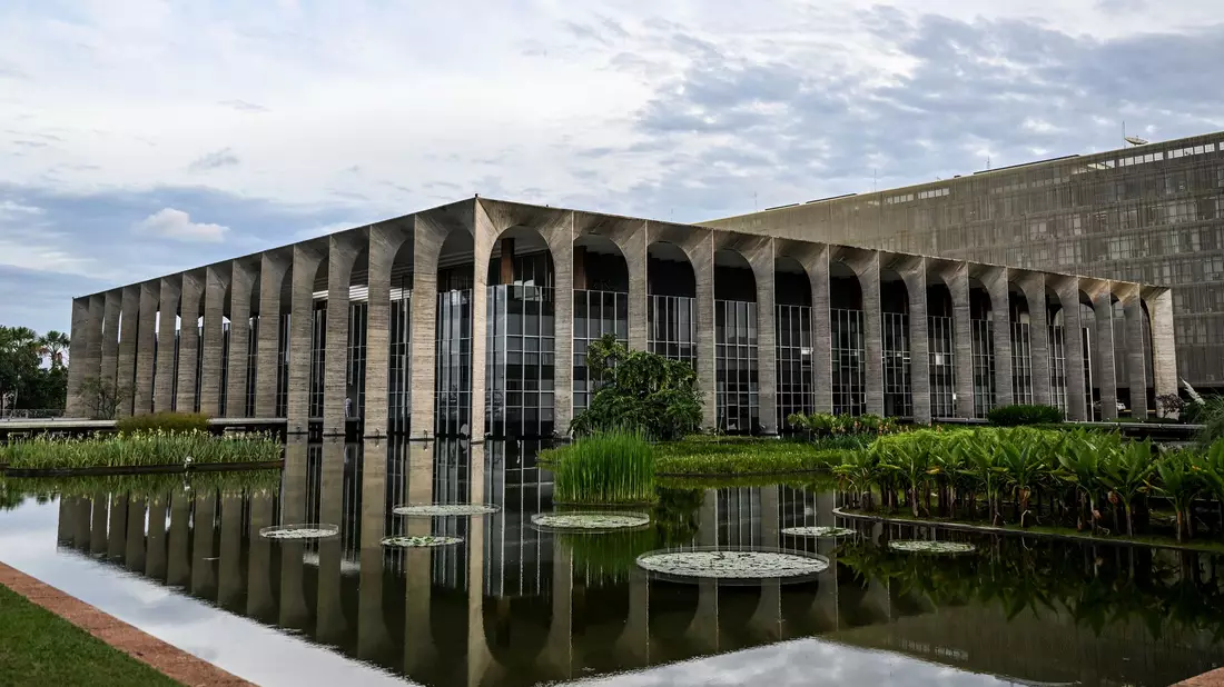 Das Gebäude des Außenministeriums in Brasilia von dem deutschstämmigen Architekten Oscar Niemeyer (1907-2012). - Bild: Britta Pedersen/dpa