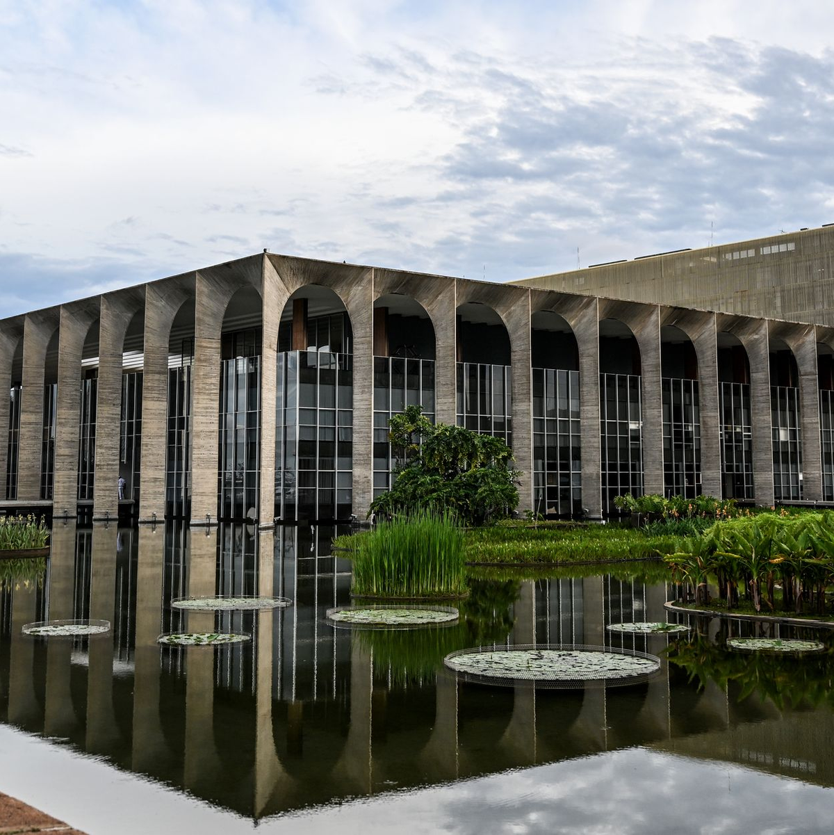 Das Gebäude des Außenministeriums in Brasilia von dem deutschstämmigen Architekten Oscar Niemeyer (1907-2012). - Foto: Britta Pedersen/dpa