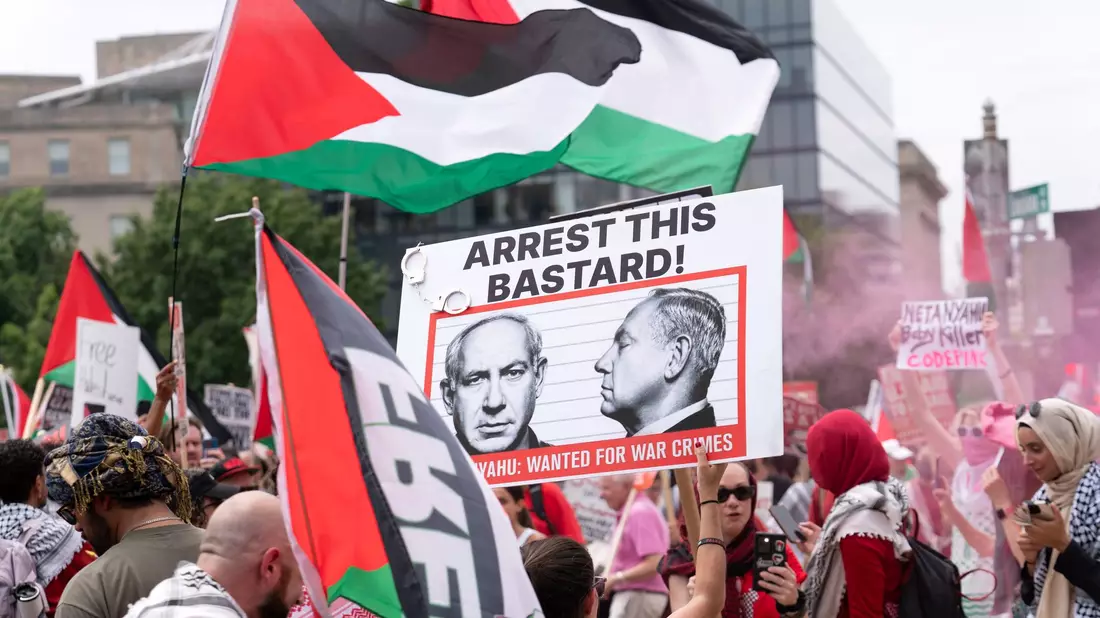 Demonstranten bezeichnen Netanjahu als Kriegsverbrecher. - Bild: Jose Luis Magana/AP/dpa