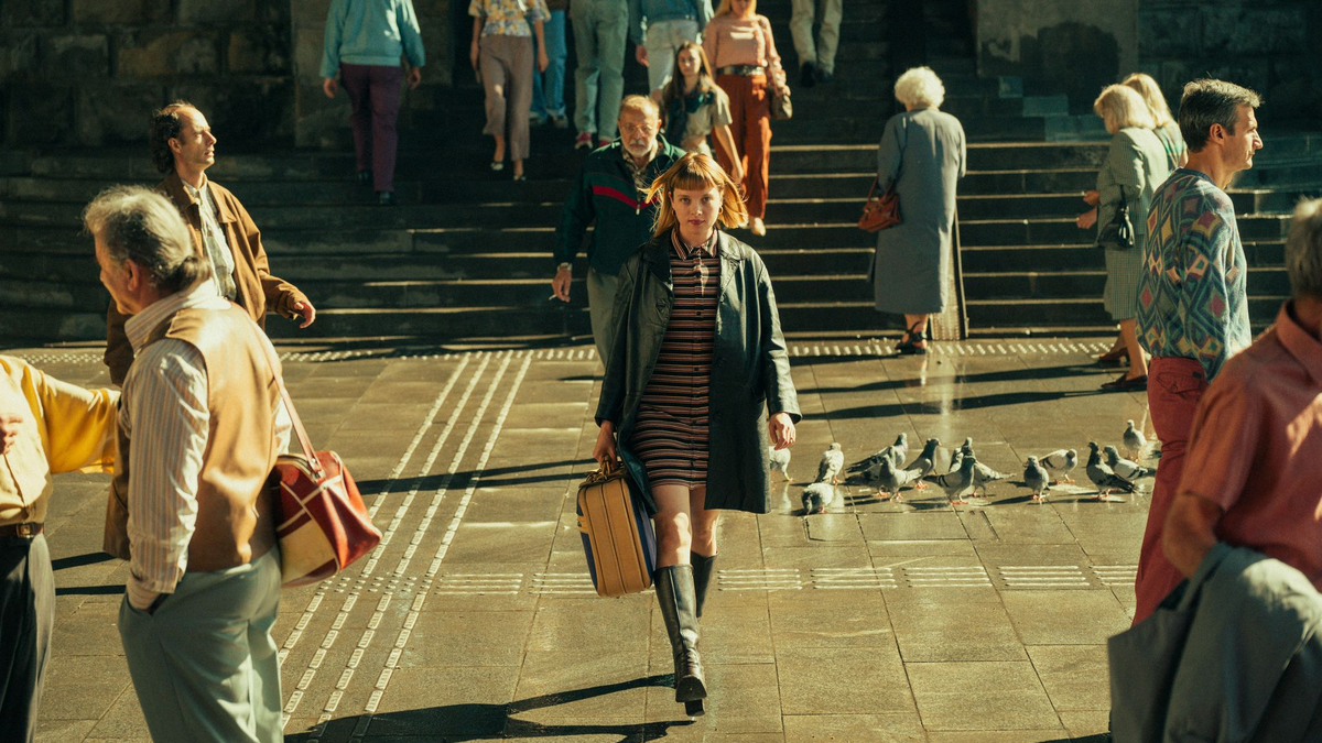 Die ehemalige DDR-Auftragskillerin Kleo sucht in der gleichnamigen Netflix-Serie einen Koffer. - Foto: Robert Palka/Netflix/Netflix/dpa