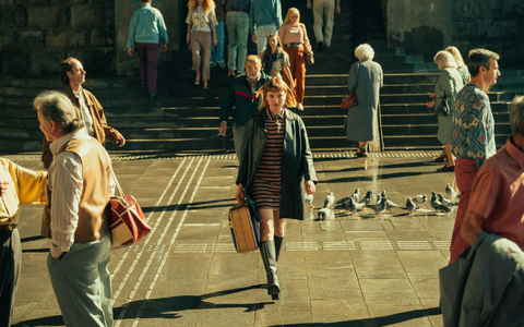 Die ehemalige DDR-Auftragskillerin Kleo sucht in der gleichnamigen Netflix-Serie einen Koffer. - Foto: Robert Palka/Netflix/Netflix/dpa