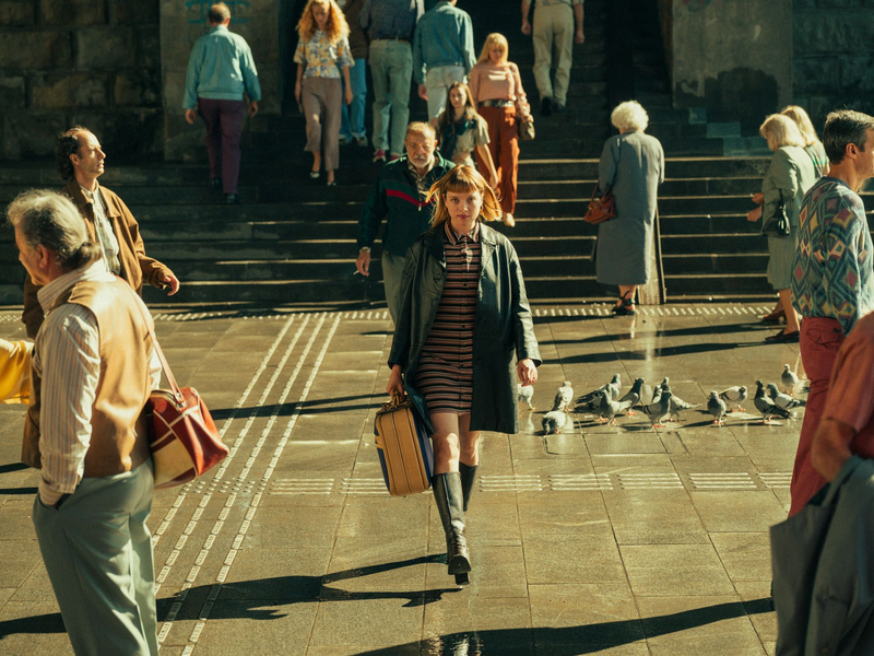 Die ehemalige DDR-Auftragskillerin Kleo sucht in der gleichnamigen Netflix-Serie einen Koffer. - Foto: Robert Palka/Netflix/Netflix/dpa