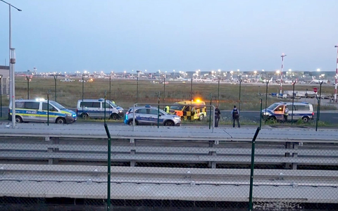 Mehrere Demonstranten waren am frühen Morgen auf das Gelände des Flughafens eingedrungen. - Foto: Mike Seeboth/TNN/dpa