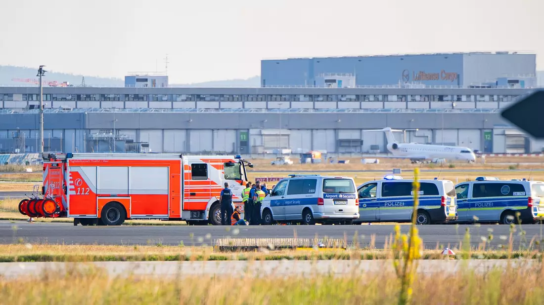 Am frühen Morgen ging nichts mehr am größten deutschen Flughafen. - Bild: 5Vision.News/dpa