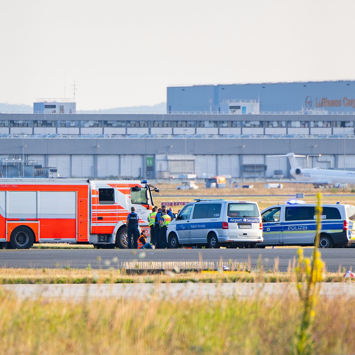 Am frühen Morgen ging nichts mehr am größten deutschen Flughafen. - Foto: 5Vision.News/dpa