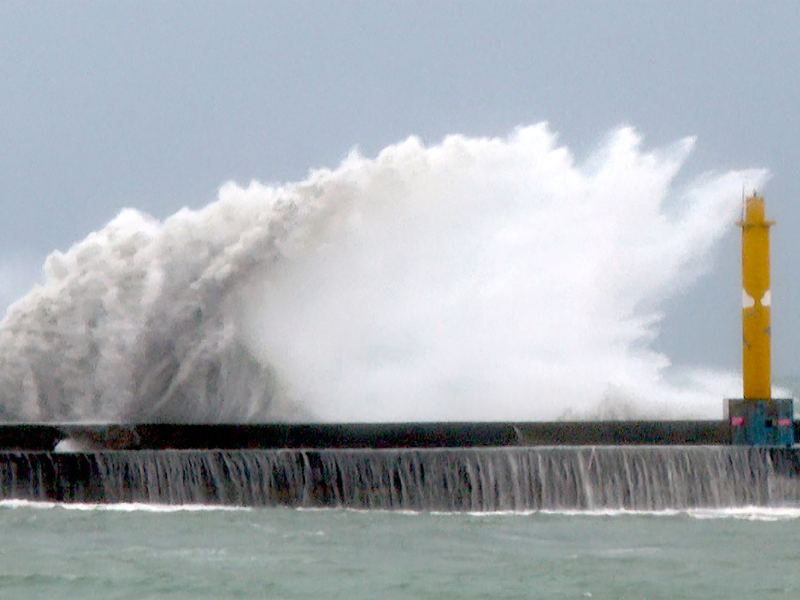 In Taiwan starben mindestens drei Menschen durch den Taifun «Gaemi», viele weitere wurden verletzt. - Foto: Johnson Lai/AP/dpa