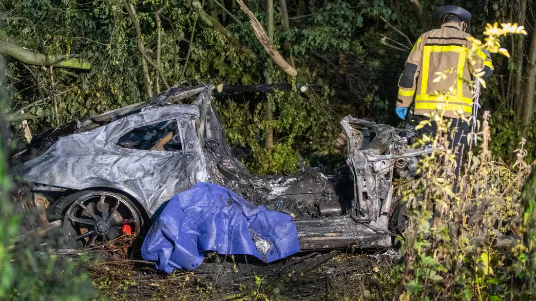 Zwei Menschen verbrannten vermutlich nach einem Wettrennen im Auto. - Bild: Justin Brosch/dpa