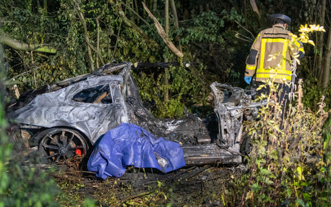 Zwei Männer starben in dem ausgebrannten Sportwagen. - Foto: Justin Brosch/dpa