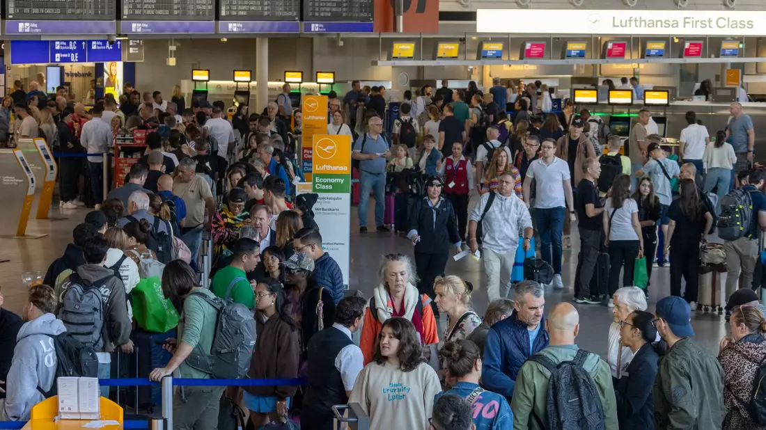 140 Flüge wurden wegen der Störaktion am Morgen annulliert - Bild: Helmut Fricke/dpa