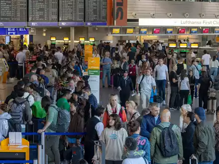 Über 100 Flüge fielen wegen der Störaktion am Morgen aus. - Foto: Helmut Fricke/dpa