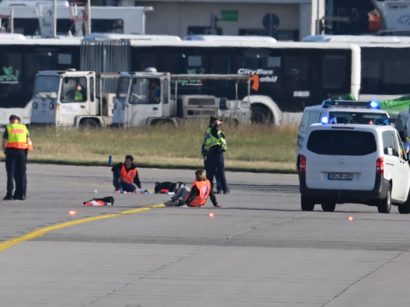 270 Annulierungen zählte der Flughafenbetreiber am Abend. - Foto: Arne Dedert/dpa