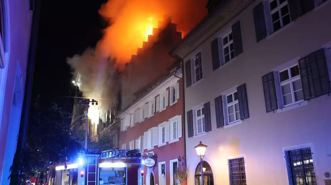 In der Konstanzer Altstadt bricht in der Nacht ein Feuer aus. - Bild: Florian Förster/Südwestdeutsches Mediennetzwerk/dpa