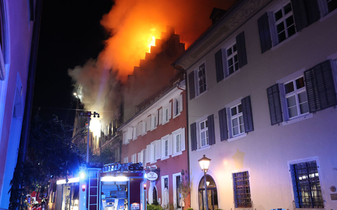 In der Konstanzer Altstadt bricht in der Nacht ein Feuer aus. - Foto: Florian Förster/Südwestdeutsches Mediennetzwerk/dpa