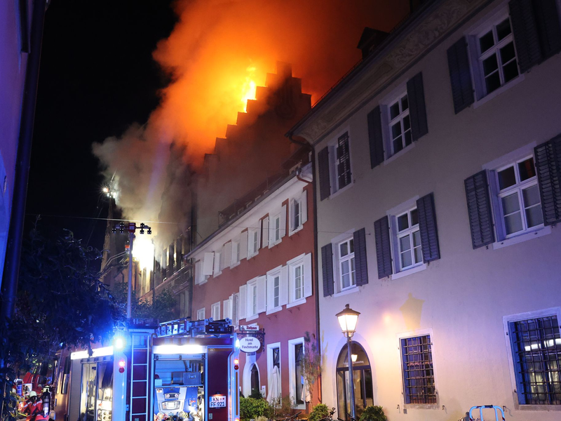 In der Konstanzer Altstadt bricht in der Nacht ein Feuer aus. - Foto: Florian Förster/Südwestdeutsches Mediennetzwerk/dpa