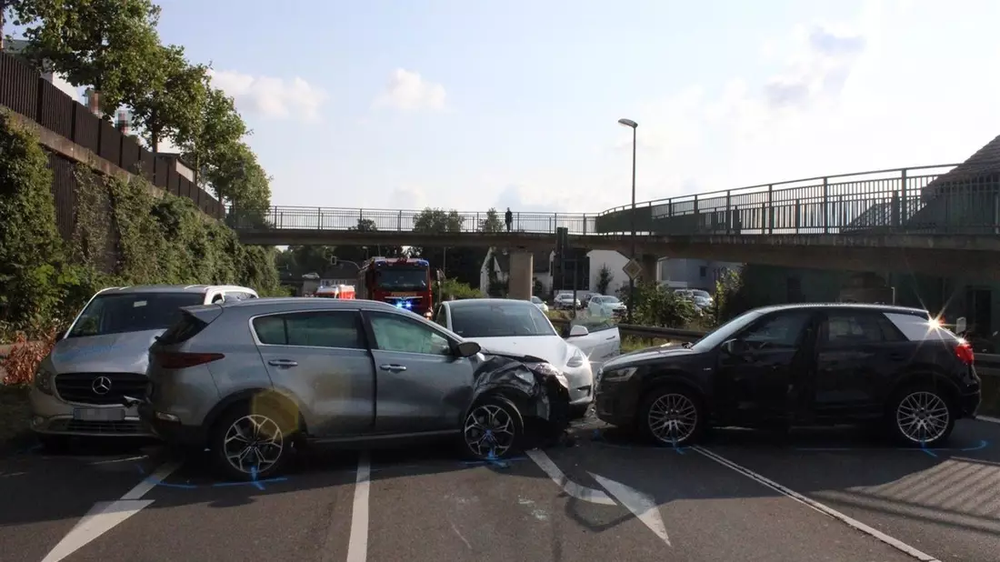 POL-RBK: Wermelskirchen - Eine Verletzte bei Auffahrunfall mit vier Fahrzeugen - Bild: presseportal.de