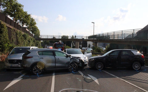 POL-RBK: Wermelskirchen - Eine Verletzte bei Auffahrunfall mit vier Fahrzeugen - Foto: presseportal.de